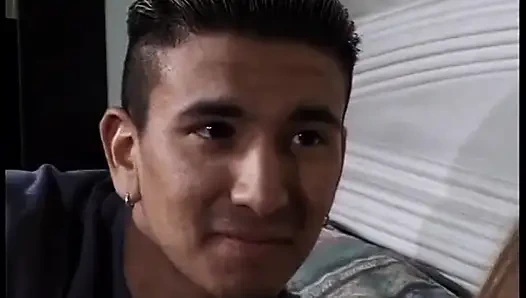 Harika memeli güzel esmer amına büyük bir yarak alıyor