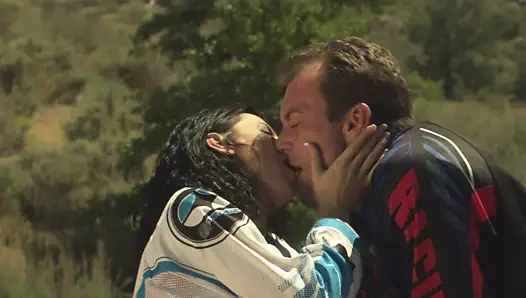 Doğada 4 tekerlekli bisiklet sürmek çimlerde sekse yol açar!