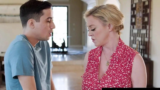 Annenin oğlu - sapık büyük memeli orta yaşlı seksi kadın dee williams üvey oğlunun özgüvenini artırmak için onu sert sikmesine izin veriyor