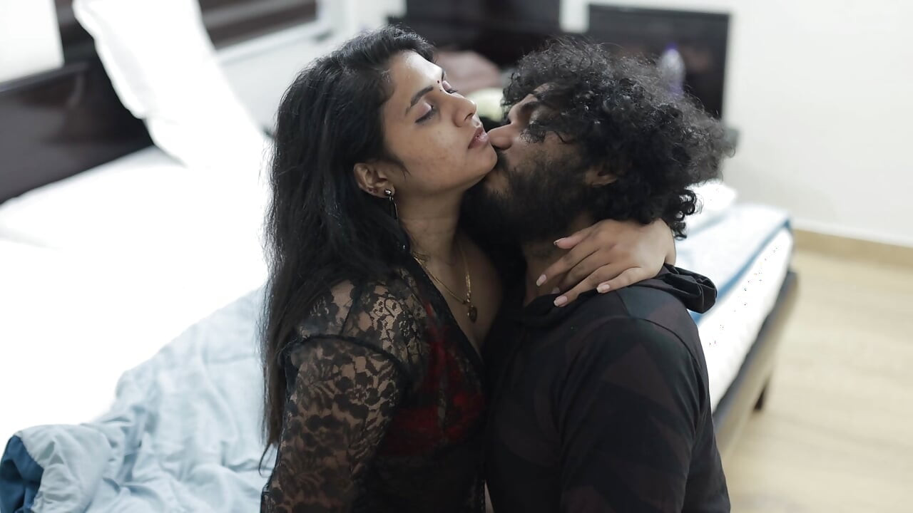 Vaishnavy ateşli seksi siyah ağ ve kırmızı bikkini sharun raj ile seks, mallu çift bikkini'de ateşli seks, Mallu çift göt yalıyor