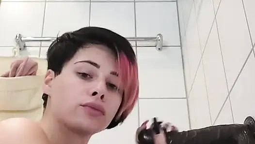 Siyah dildoyla götümü sikiyorum!!