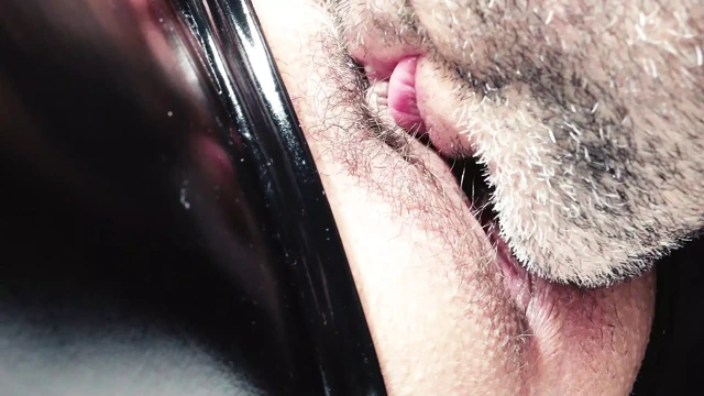 Lateks tulumumu giyerken amcığımı iyi yalıyorum