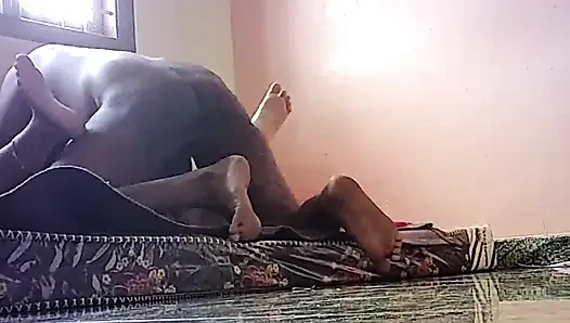 Üvey erkek kardeşim beni evde kimsesiz sikmek istiyor