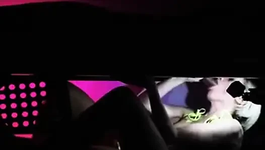 Krystal ve Kyla sağım masasında büyük siyah bir yarağı çifte sikiyor