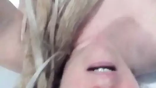 Seksi sarışın sürtük masturbates ona kıllı kedi