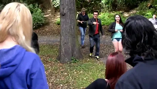 Büyük sert yarak emmek ve sikişmek isteyen güzel kızlarla aşırı vahşi grup seks