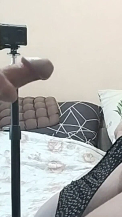 Kayınvalidenin külotu mastürbasyon yaptıktan sonra spermle doluyor | Klip 1