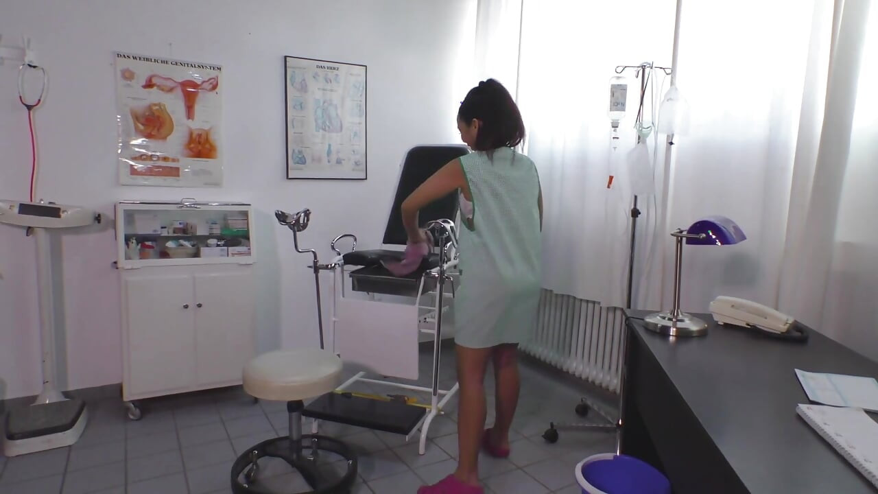 Jinekoz sandalyesinde Asyalı doktorundan zevk alıyor