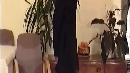 Esmer hatun kaburgalı dildosunu derinden kaydırıyor