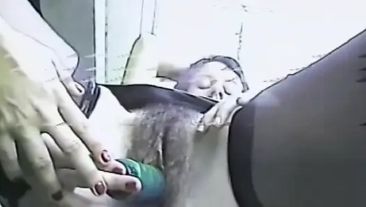 Baştan çıkarıcı esmer kızlar tutkuyla parmaklıyor ve şişe sikişiyor
