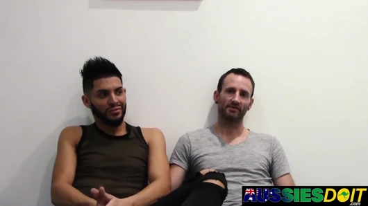 Avustralyalı adam Rocco mason ile ilk eşcinsel porno sahnesini filme alıyor