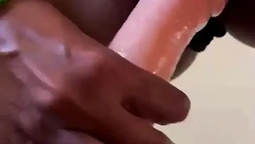 Bu büyük oyuncak sıkı amcığımın içine sığıyor mu?