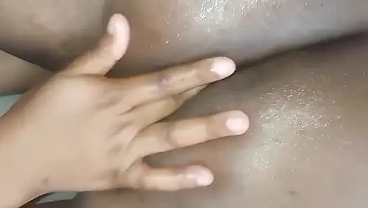 Göt deliğini parmakladı ve dildoyla azdırdı, ayakla muamele ve elle muamele