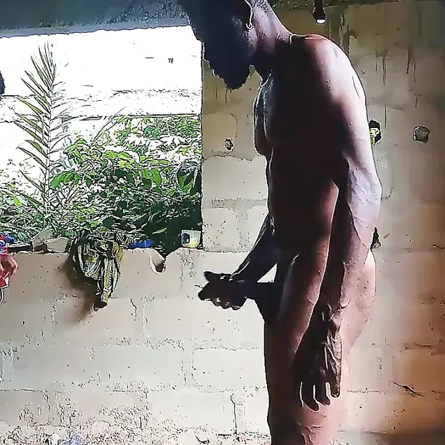 Tamamlanmamış binada sikişiyor ve temiz hava alıyor