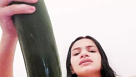 Salatalık üzerinde otururken amımı kırdım ve hatta götümü kırmızı bıraktım