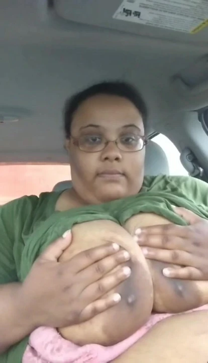 Шлюшка-жиробасина Jessica Jones играет на публике