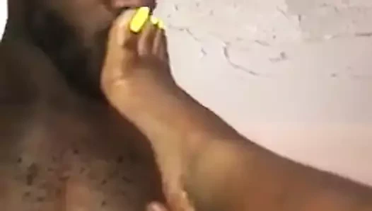 Çikolatalı çift - seksi ayak parmaklarını emiyor