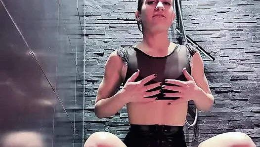 Duşta göt ibadeti fetişi striptiz
