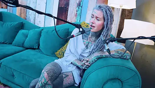 J - Jelousy hakkında konuşuyorum - asmr podcast sfw konuşuyor gotik sıska kız dreadlocks dövmeli model dövmeli kız