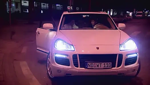 Büyük memeli hatun amını buzlatıyor ve büyük yarakla sert sikiliyor