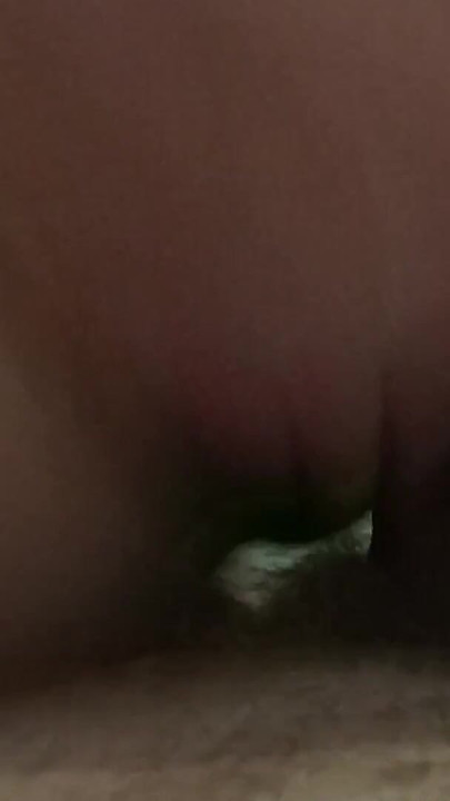 Orta yaşlı seksi kadın sıkı götünden kendini siktiriyor. | Klip 1