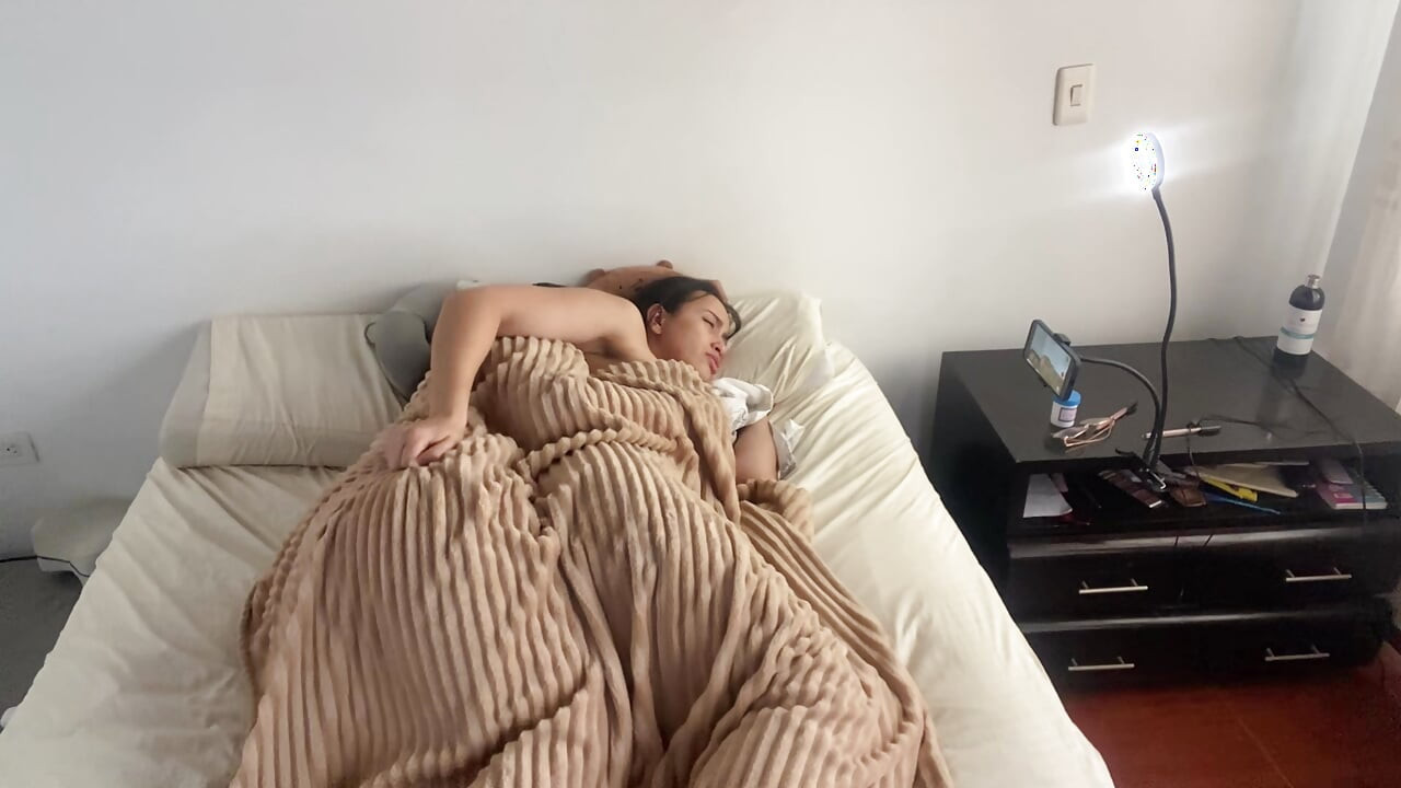 Soğuk bir sabahta yorganın altında lezbiyen seks