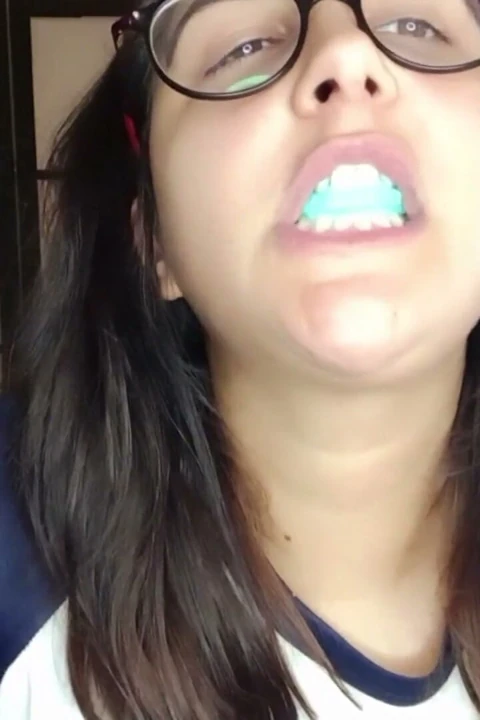 Bubblegum roll ile büyük baloncuklar deniyor - tavşan tezgahçı