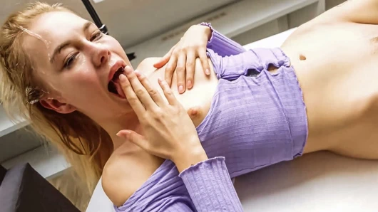 Minyon 18 yaşındaki beyaz kız büyük zenci yarağıyla sırılsıklam derin gırtlağına kadar alıyor ve tükürerek sırılsıklam bırakıyor