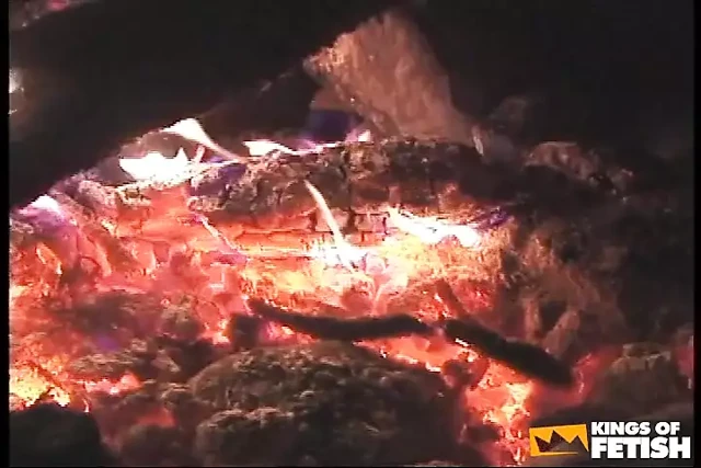 İki zenci ibne kamp ateşinin olduğu gece birbirlerini emiyor ve mastürbasyon yapıyor