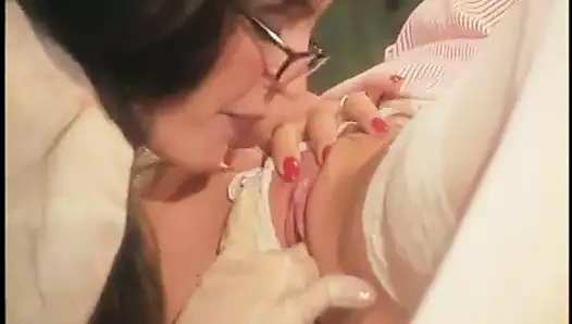 Yuvarlak memeli çarpıcı esmer lezbiyenler amcığını yalıyor ve cam dildoyla oynuyor