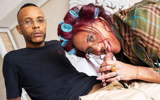 Olgun göt büyük zenci yarağı gitar öğrencisi tarafından parçalıyor