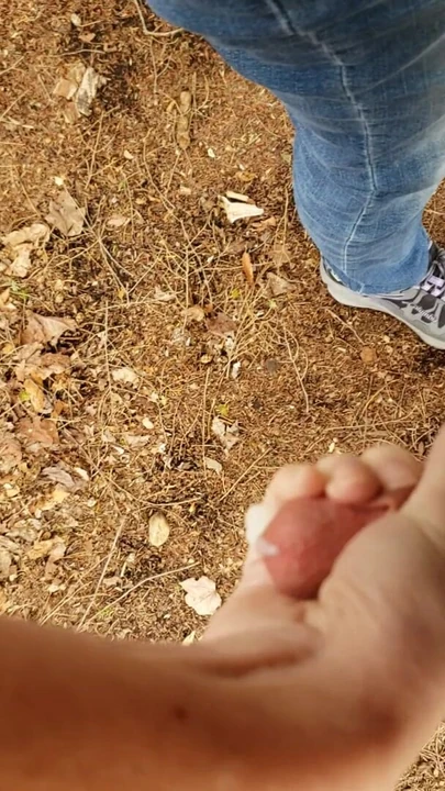 Anita Coxhard дрочит член своего мужа Mike Coxhard во время похода