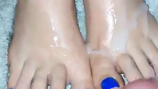 Karımın seksi ayaklarına ve mavi ayak tırnaklarına büyük bir yük üfleme