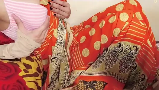 Hintli genç kız misyoner pozisyonunda çoklu orgazm.