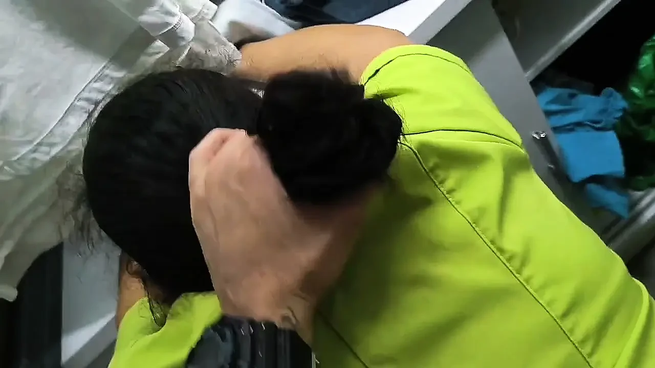 استأجرت خادمة ناضجة وهي فاجرة جداً، أحب مشاهدة ذلك الطيز، لم أستطع المقاومة وانتهى بي الأمر بنكحها