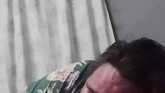 Ateşli üvey anne üvey oğlunun yarağını emiyor (çok ateşli oral seks videosu)