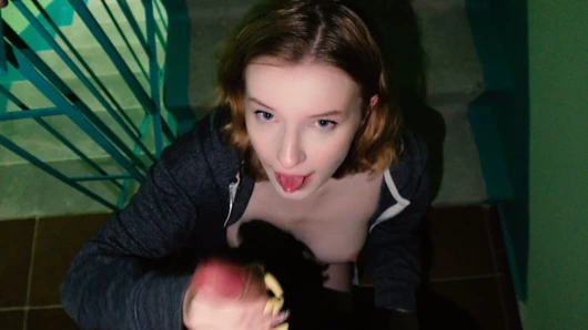 Anne evdeyken girişte sikişiyoruz