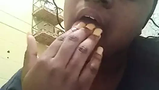 parmaklarını emmek