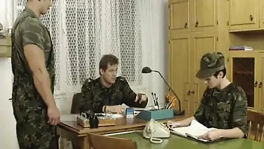 Fransız solider sikiliyor ve dölle kaplanıyor