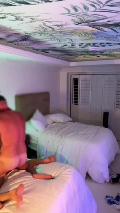Rugby jocks oyundan sonra otel odasının her yerinde sikişiyor | Klip 2