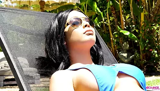 Archangelvids - aaliyah hadid havuz kenarında servis ediliyor