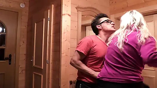 Fransa'dan yarağa binmeyi seven büyük memeli sarışın orta yaşlı seksi kadın