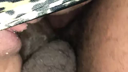 Leopar şortu yanlara kaydırdı ve kaydırdı