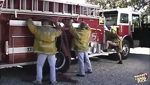 Latin erotik kendine hızlı bir şekilde ovuşturduktan sonra, Samantha South iki yarağı constricted tush'una sokuyor.