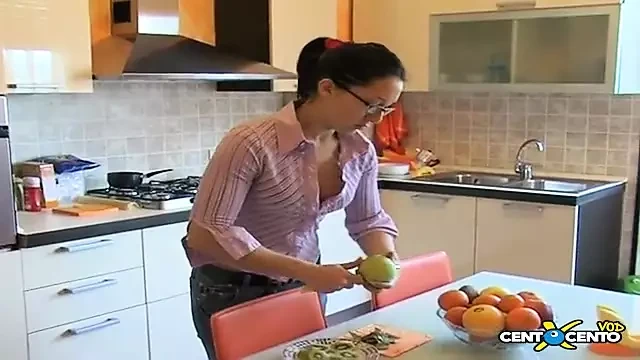 Porno seçmelerinde sıradan insanlar. Üvey anne üvey oğluna iyi bir sakso çekerek günaydın diyor.