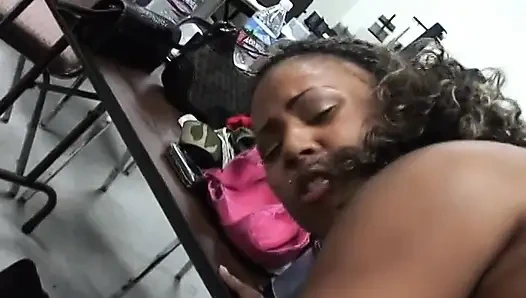 Azgın adam iki genç kız tarafından yarak emiyor ve sonra yüzüne boşaltıyor