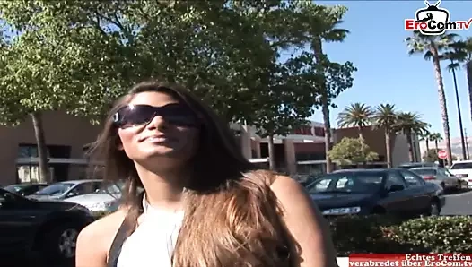 Uzun boylu esmer iş kadını büyük bir horoz tarafından yakalandı