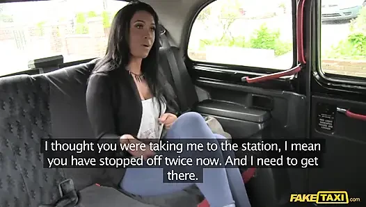 Fake taxi - bronzlaşmış ateşli kız erkek arkadaşını taksicinin boşalmasının tadına bakmak için aldatıyor