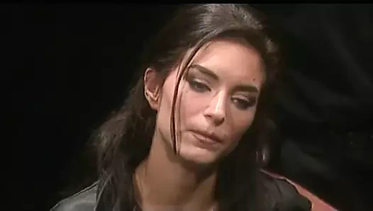 Seksi esmer ve sıcak sarışın yatakta birbirlerinin erkek arkadaşını yerler