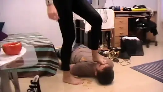 Büyük kız köleyi cezalandırıyor